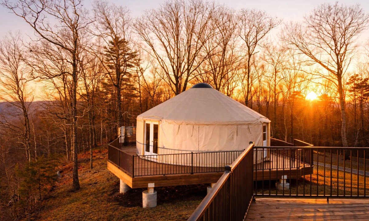 Rising Fawn House | Scenic Glamping Yurt Retreat, Full Kitchen/Bath