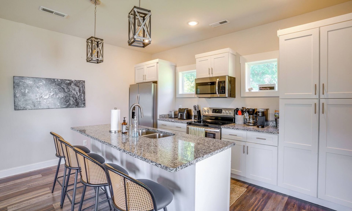 Lookout Valley Neighborhood Association Cottage | Scenic Mtn Retreat w/Wooded Backyard + Fire Pit!