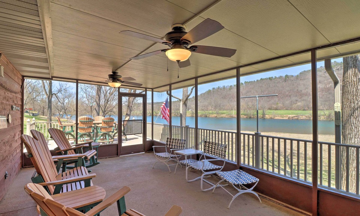 Lone Rock House | Scenic Riverview Getaway w/Screened Porch!