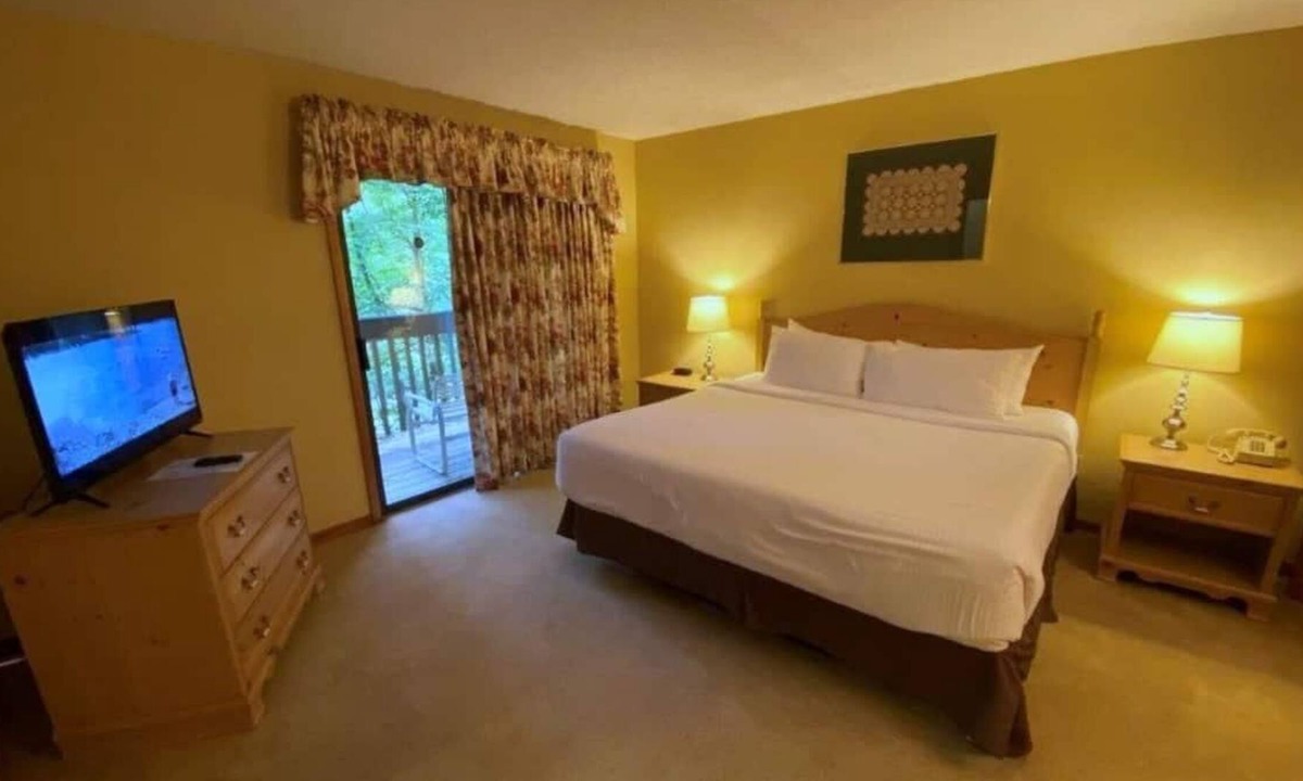 Sapphire Resort | Scenic Views! Minutes From Panthertown Valley Trail, 3 Pools, Free Parking