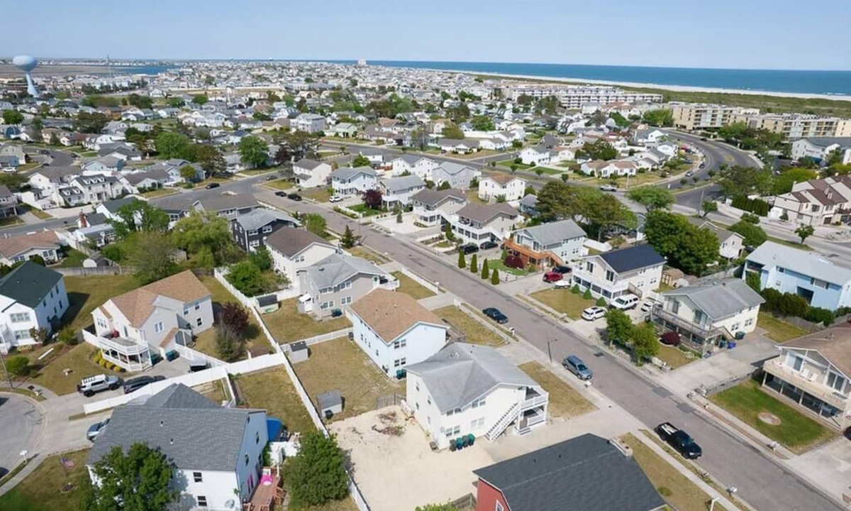Southend Condo | Schooner Lower Deck Getaway