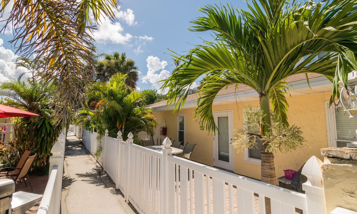 Holmes Beach Condo | Sea Pirate 3 Attractive 2/1 Condo With Pool Just Steps To Beach