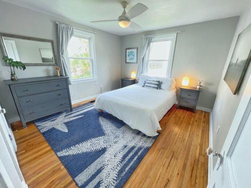 Jacksonville Beach Apartment | Seas the Day - 4 blocks to the beach, restaurant, and bar district - great deck and outdoor space!