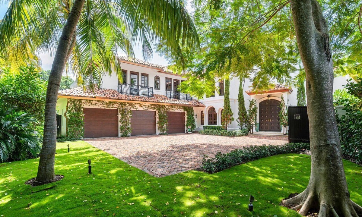 Hypoluxo Island House | Seaside Serenity: Your Ideal Palm Beach Waterfront Rental Escape