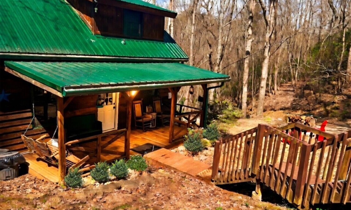 Turtletown Cabin | Secluded 1BR Cabin with Hot Tub, Wifi and Private Koi Pond