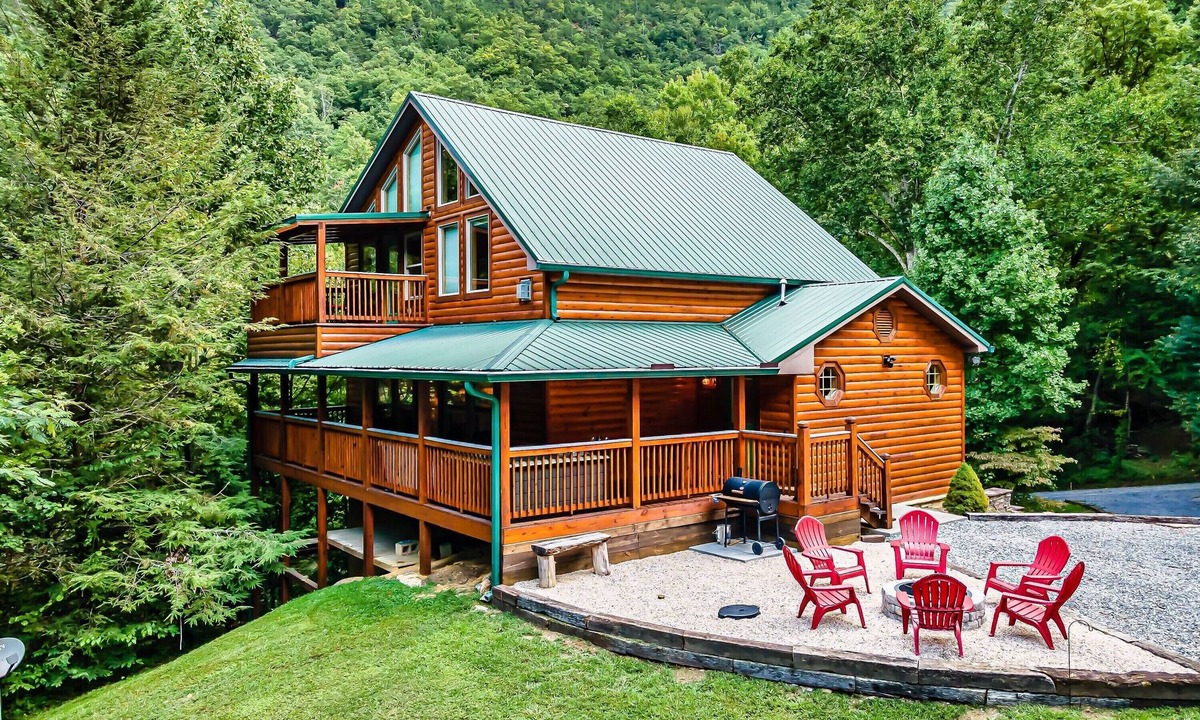 Smoky Mountains Cabin | Secluded 4 Bedroom + Loft, Hot Tub, Fire Pit & Game Rooms!