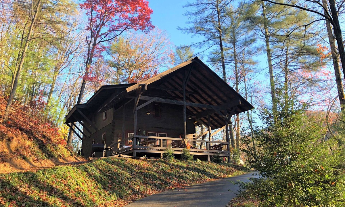 Robbinsville Cabin | Secluded 4BR Real Log Cabin, Dog+Biker Friendly, Hot Tub WiFi Sleeps 10 Privacy!