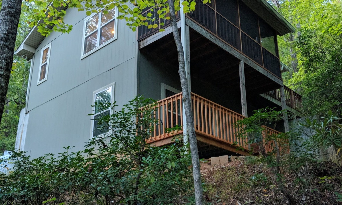 Clayton House | Secluded cabin, yet 3 minutes from town. Wi-Fi on Premises.