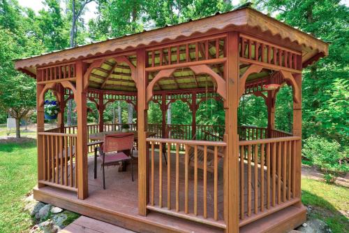Cashes Valley House | Secluded Escape Fire Pit Gazebo Dog Welcome