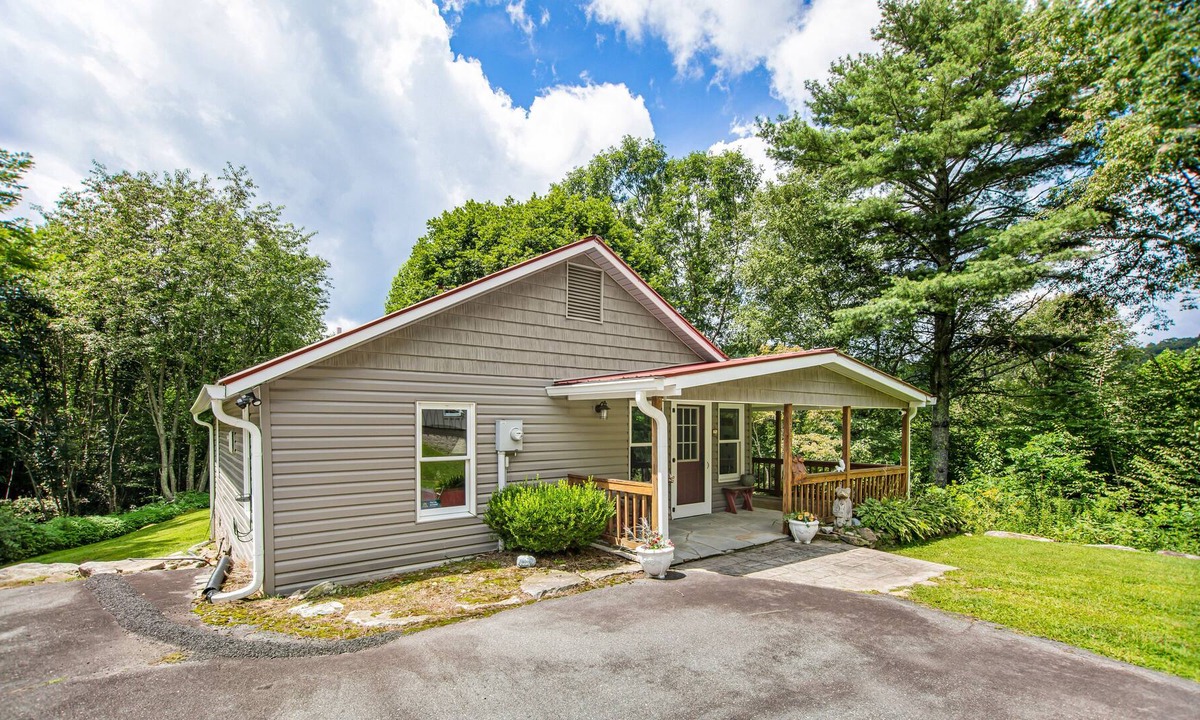 Glenville Cabin | Secluded lakeside cottage on 1.25 acres with wraparound deck, firepit & AC