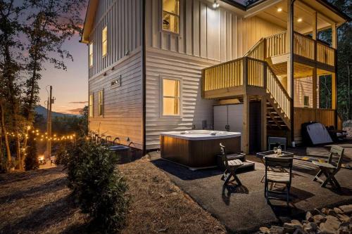 Rossville House | Secluded Modern Cabin with Hot Tub and Mountain Views near Fairview, Georgia