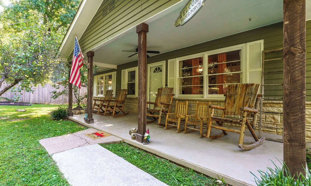 Sevierville Cottage | Secluded - Near Pigeon Forge + Gatlinburg! Hot Tub + Firepit + Game Room + WiFi