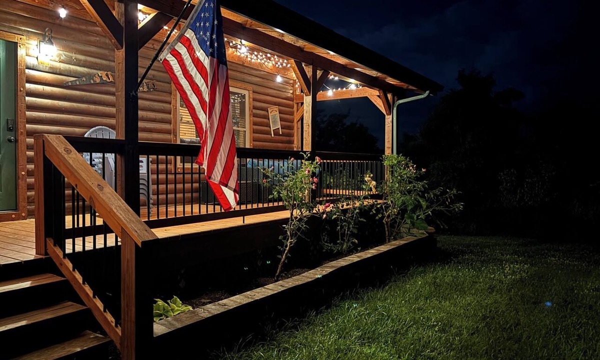 Newport Cabin | Secluded spacious 3-bedroom 2 floor cabin beautiful mountain views.