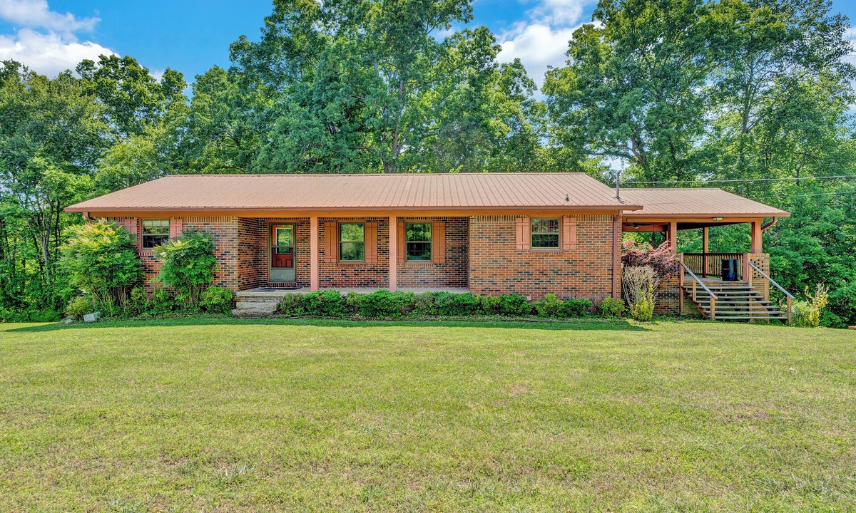 Smithville House | Seconds away from the lake, enjoy relaxing peace and quiet in spacious comfort