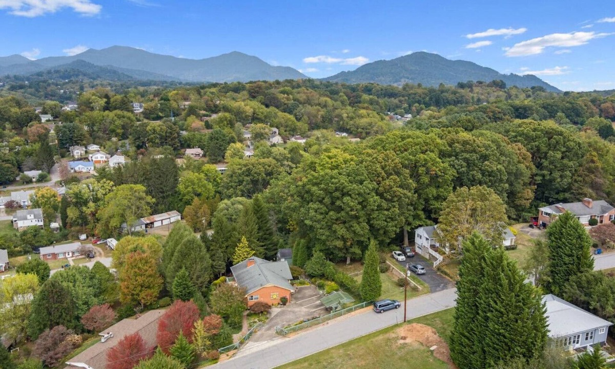 Canton Apartment | SecretGardenGetaway: Asheville; Great Smokey Mtns
