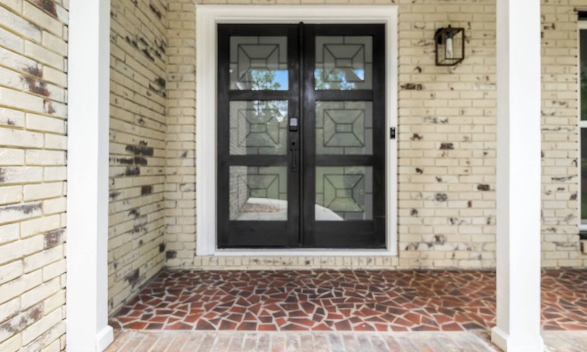 Fayetteville House | Serene 5-bedroom house with AC in Fayetteville. A unique and tranquil getaway.