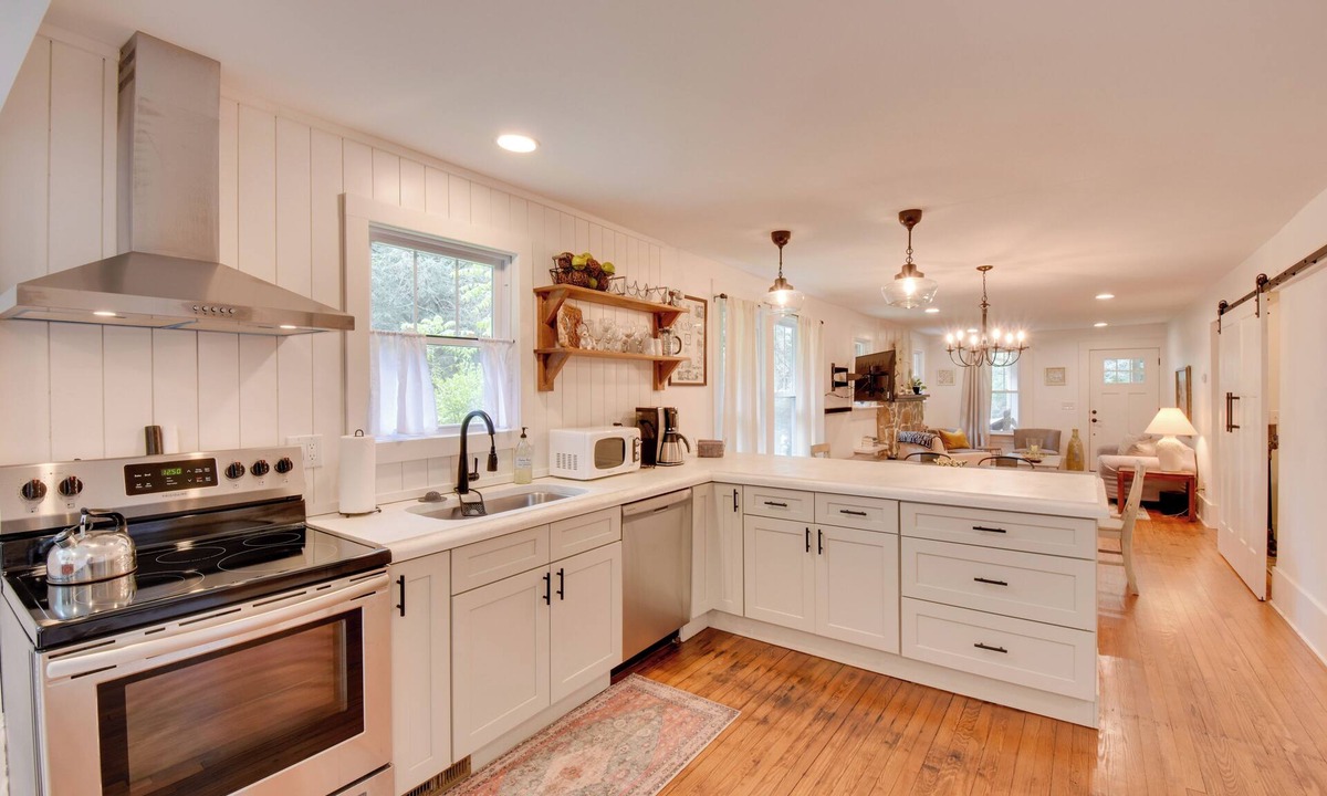 Greenville Cottage | Serene Greenville Cottage: 6 Mi to Paris Mtn!