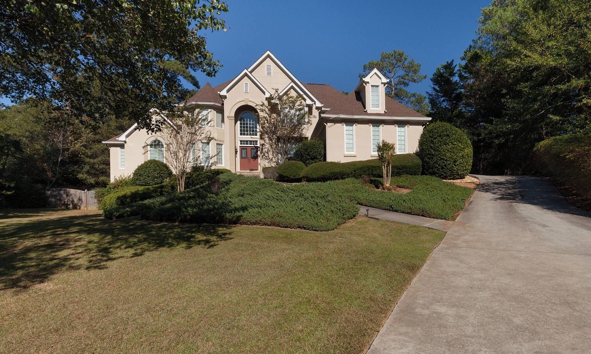 Snellville House | Serenity in a beautiful lake community Estate