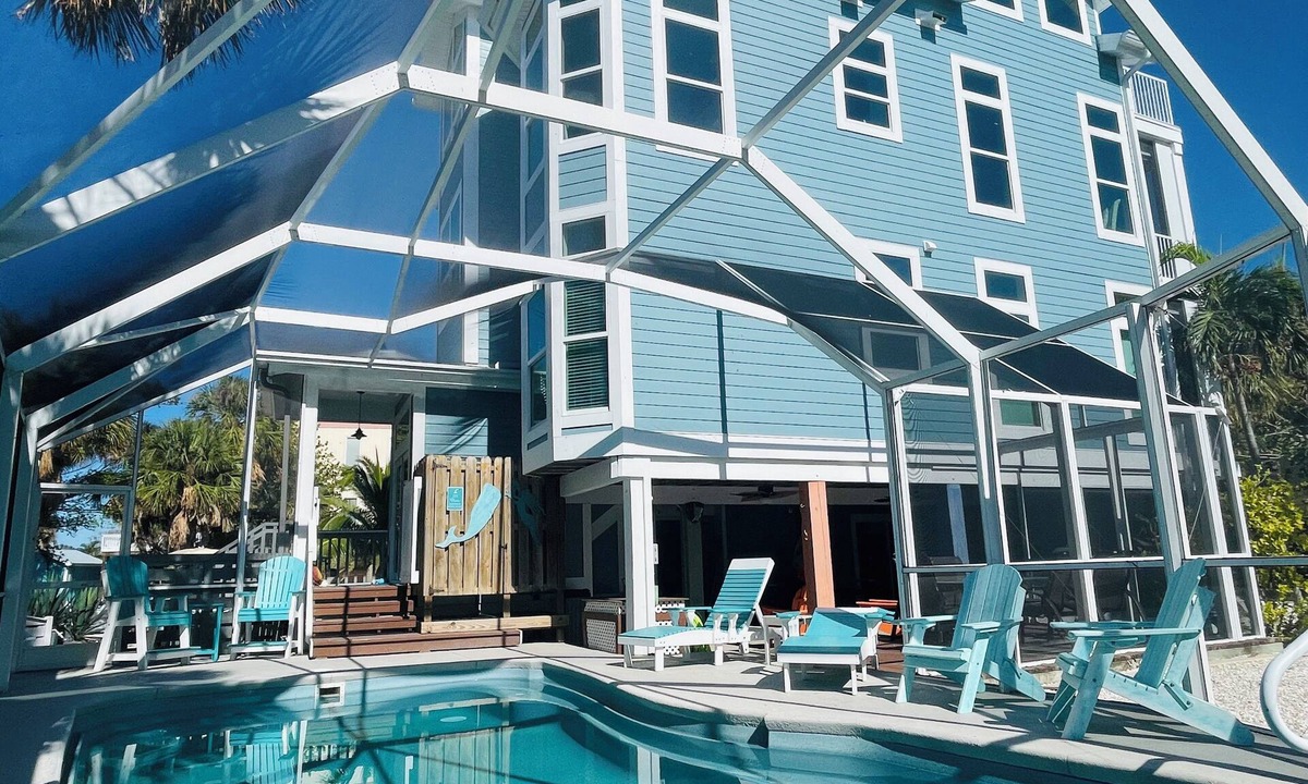 Jose's Hideaway House | Serenity now one minute to BEACH screened in heated pool 2 carts ,island club