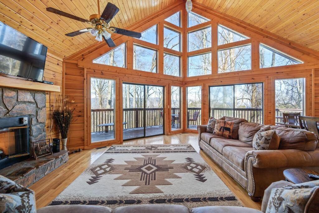 Sevierville House | Serenity- serene mntn cabin in gated resort community with pool and amenities/view/Hottub/Secluded/Luxury/Theatre