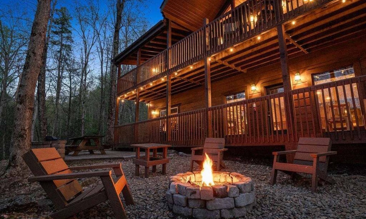 Sevierville Villa | Sevierville 127 - Seven Bedroom Villa, Sleeps 14