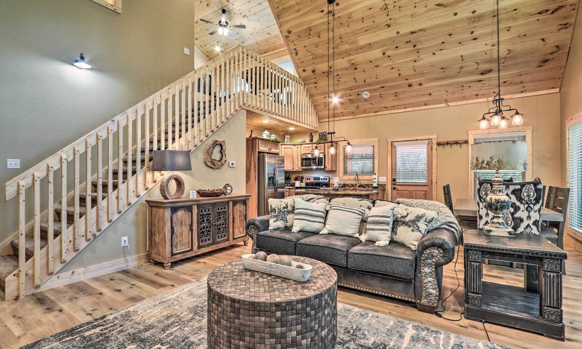 Gatlinburg - Pigeon Forge Cottage | Sevierville Cabin: Deck w/Foosball & Hot Tub!