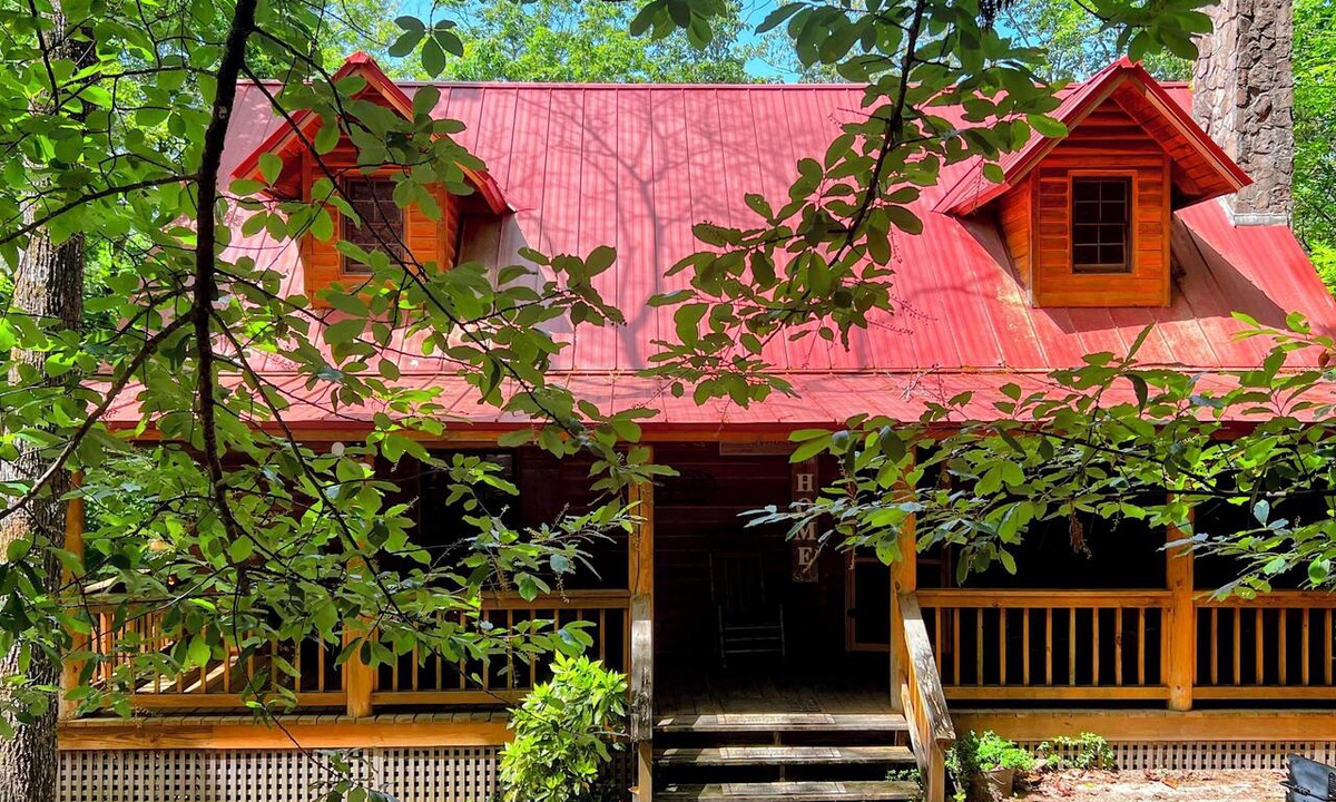 Pine Mountain Cabin | Shabby Chic meets the mountains! Sleeps 6