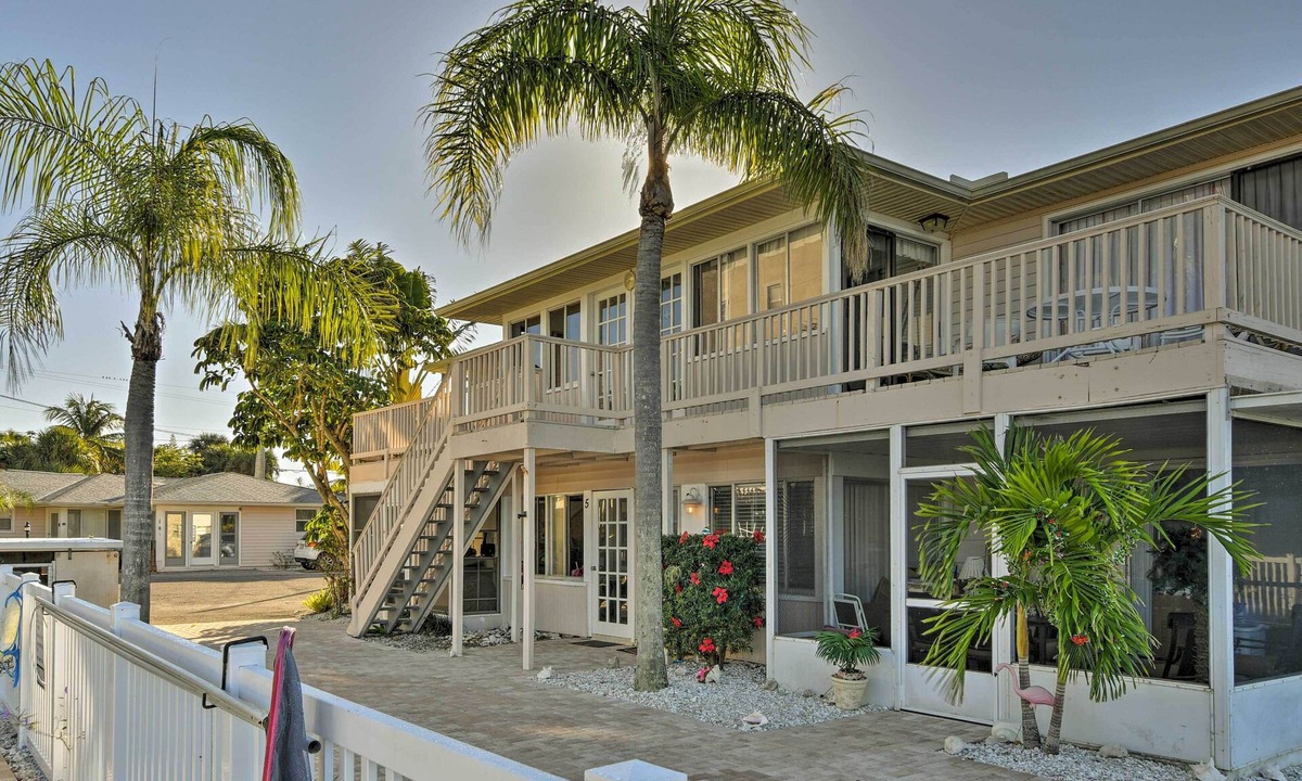Siesta Key Condo | Siesta Keys Home w/Deck Half Mile to Turtle Beach