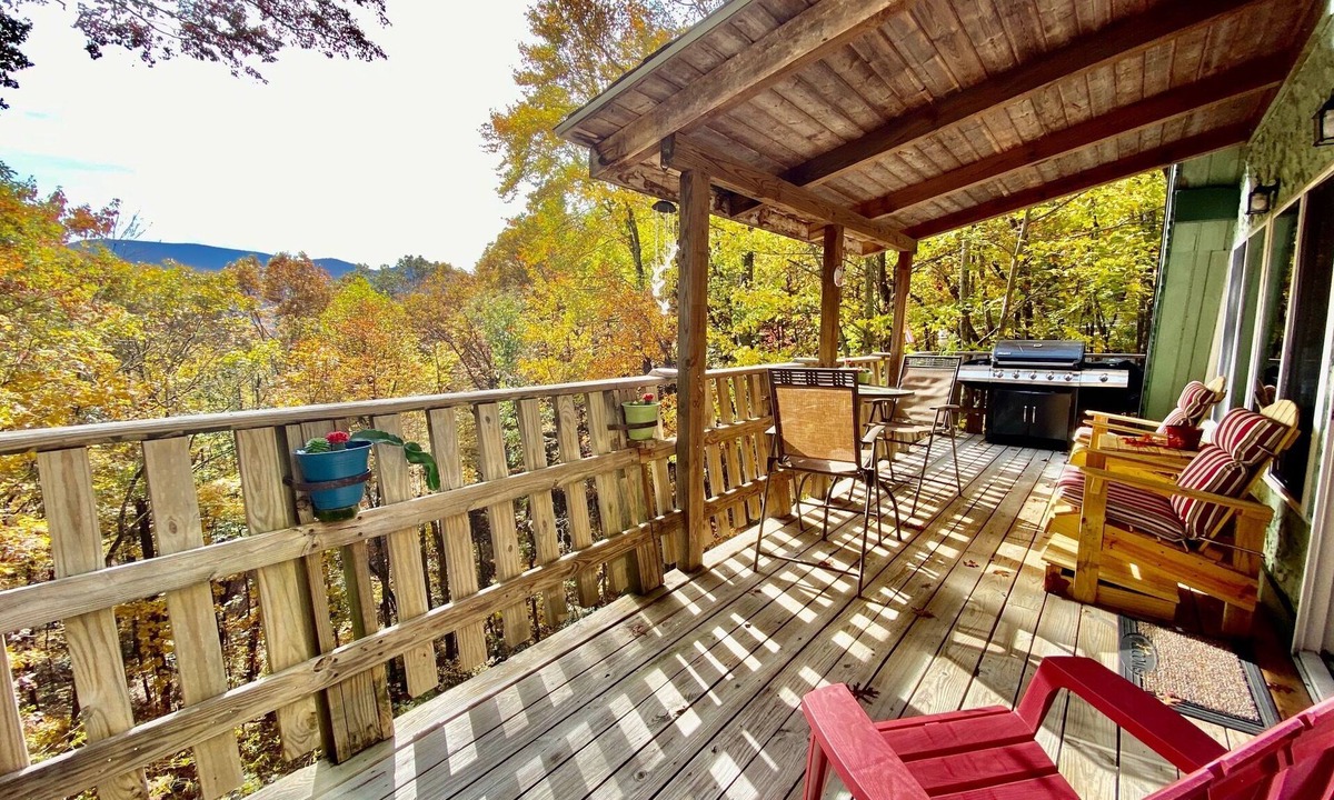 Sky Valley Cabin | Sky Valley Cabin: In the heart of it all + mountain views! Sleeps 10-14