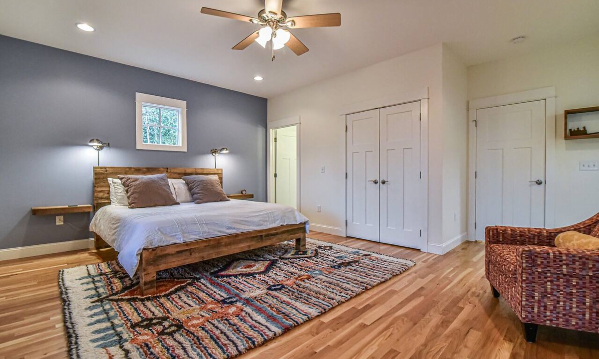 East End - Valley Street House | Skyloft – Walkable to downtown AVL, Family Friendly and two decks
