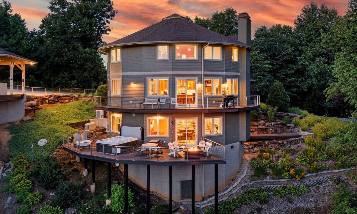 Black Mountain House | Skytop Chalet | Pet Friendly, Hot Tub & Stunning Mountain Views!