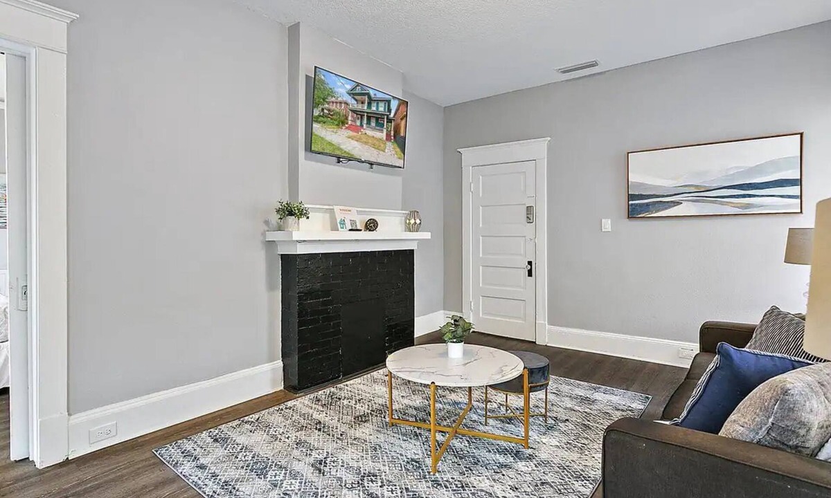 Springfield Apartment | Sleek 1-Bedroom Apartment on 10th Street