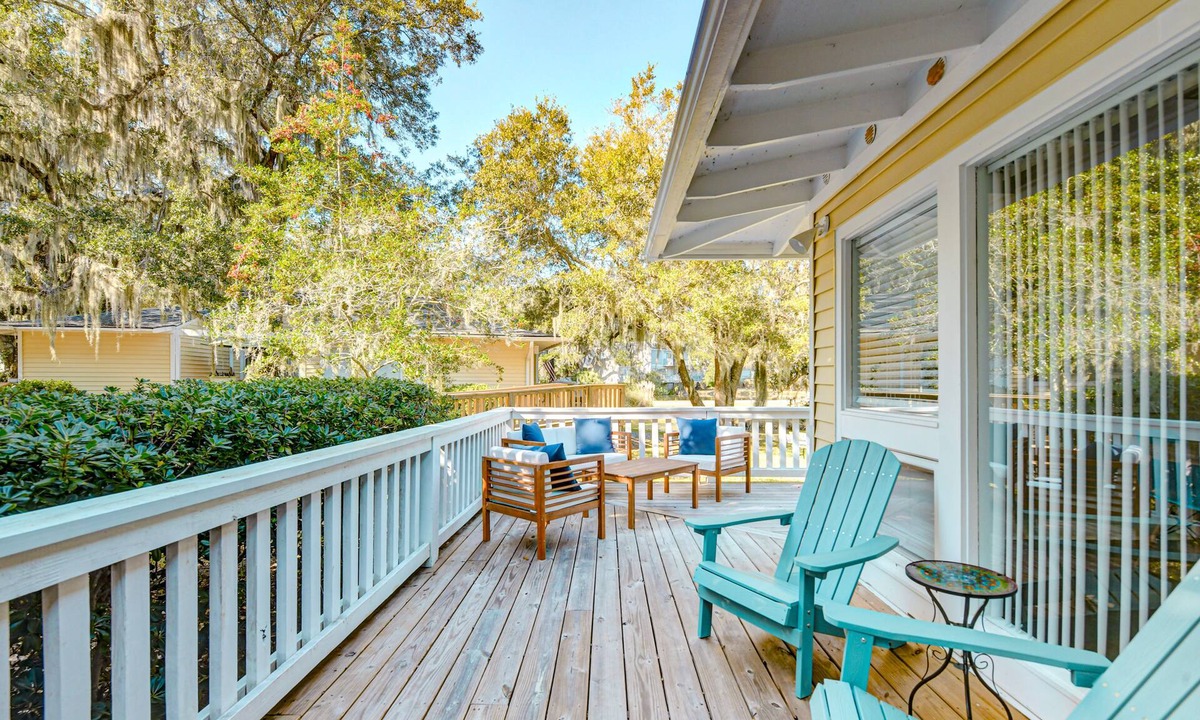 St. Simons Island Condo | Sleek golf-front condo with a washer/dryer, deck, & central AC - dog friendly