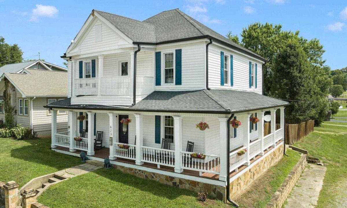 Bristol House | Sleep 10 in this historic home in state streets