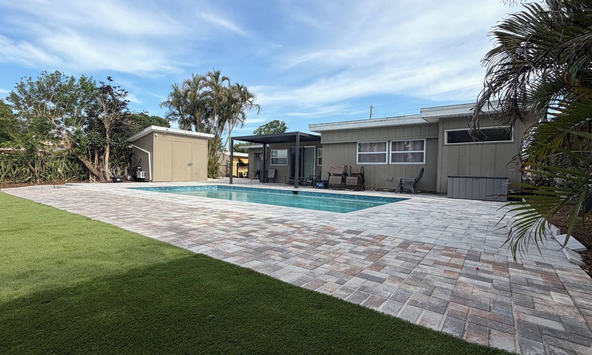 Seminole House | 🏖️Sleeps 10🏖️ MINUTES to BEACHES, 💦Heated Saltwater Pool Included!