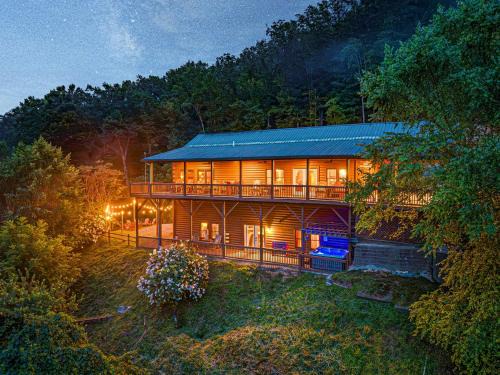 Whittier House | Sleeps 16 Lodge Near Bryson City, Arcade, Hot Tub