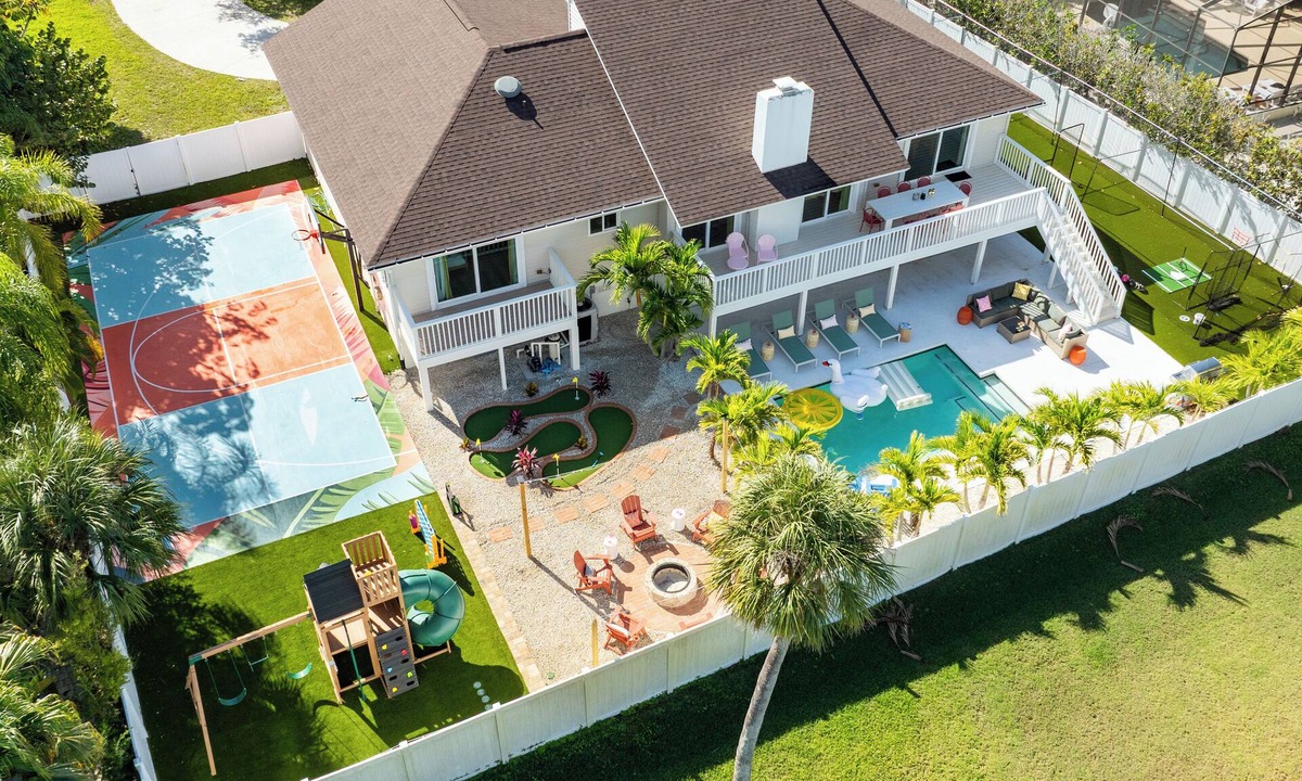 Trailer Estates House | Sleeps 20! Heated Pool, Pickleball, Batting Cage- Near IMG & Beach