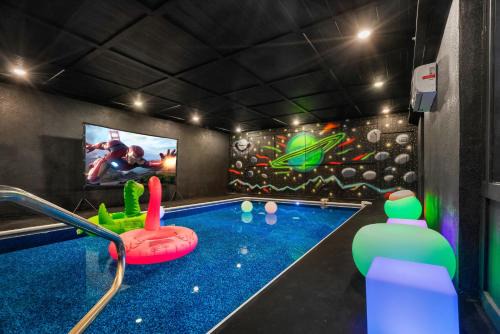 Caton House | Sleeps 24, Indoor Pool, HotTub, Gazebo, MiniGolf