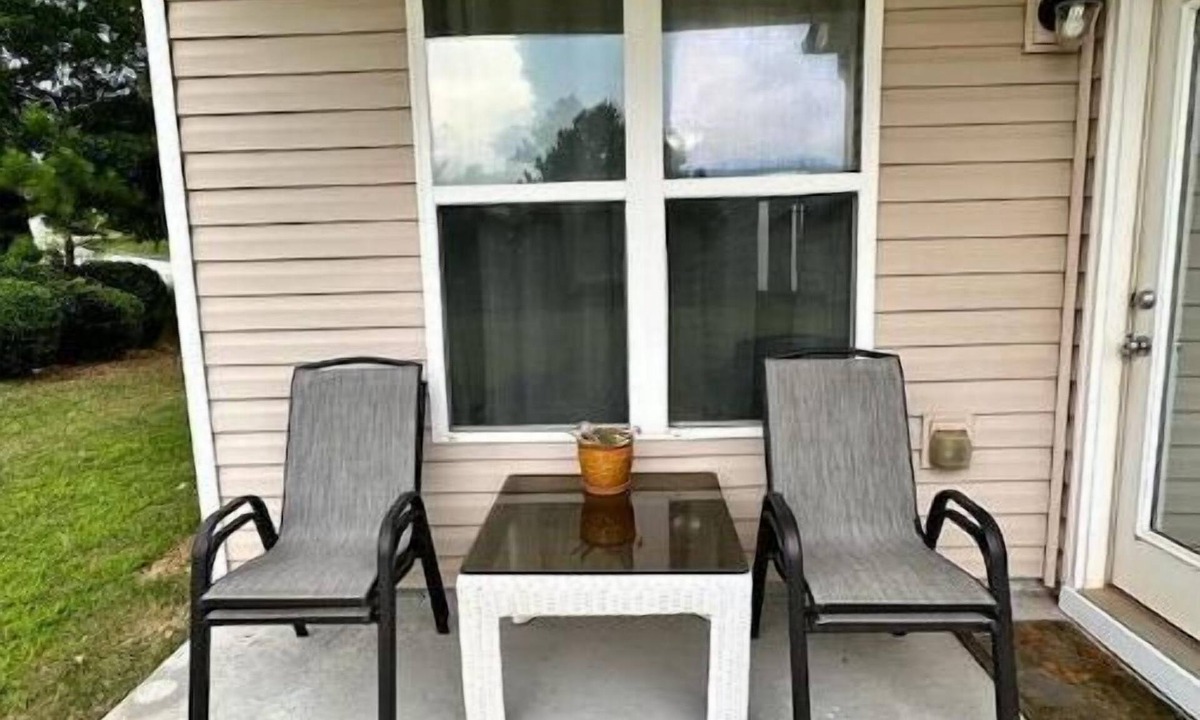 Douglasville House | Sleeps 8: King sized bed - Home away from home, yet close to everything!