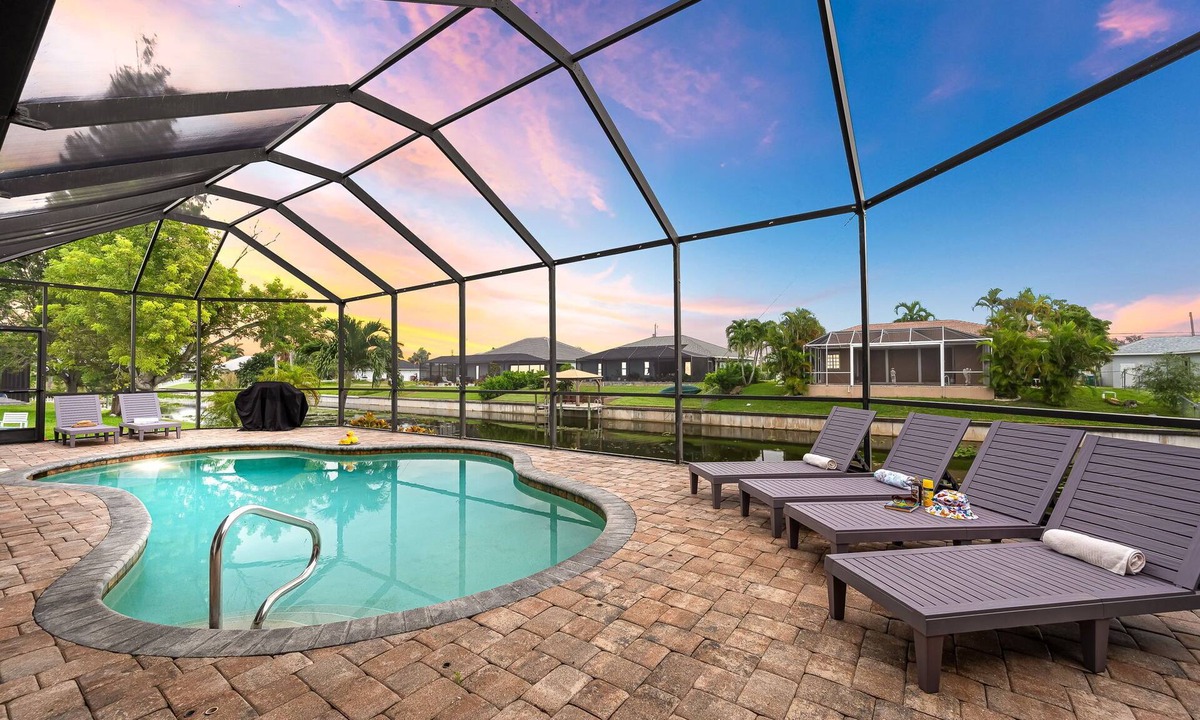Trafalgar House | Sleeps 8, Waterfront, Bicycles, Heated Pool: Time To Unwind