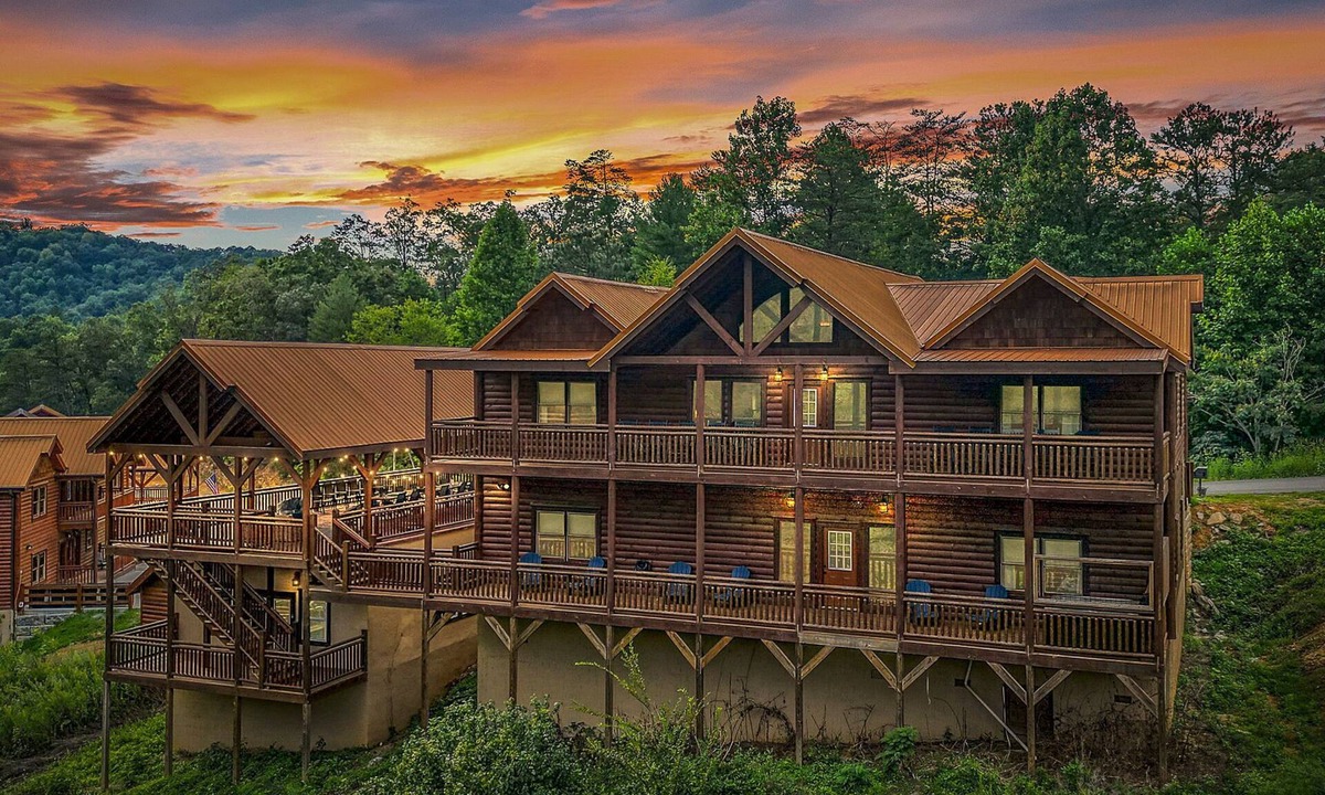 Caton Cabin | Smokey’s Paradise by AvantStay | Sleeps 22 + Pool