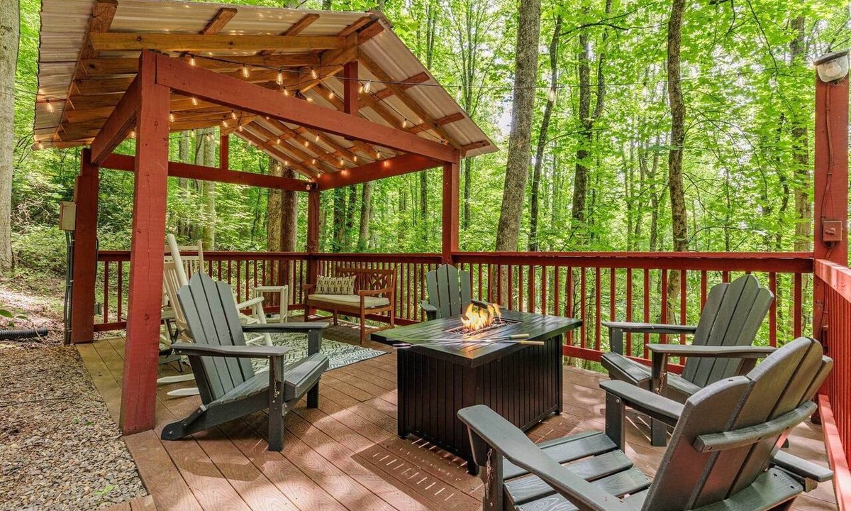 Cherokee House | Smoky Mountain Cabin: King Bed, Hot Tub, Zero Pet Fees, 15 Minutes to Train