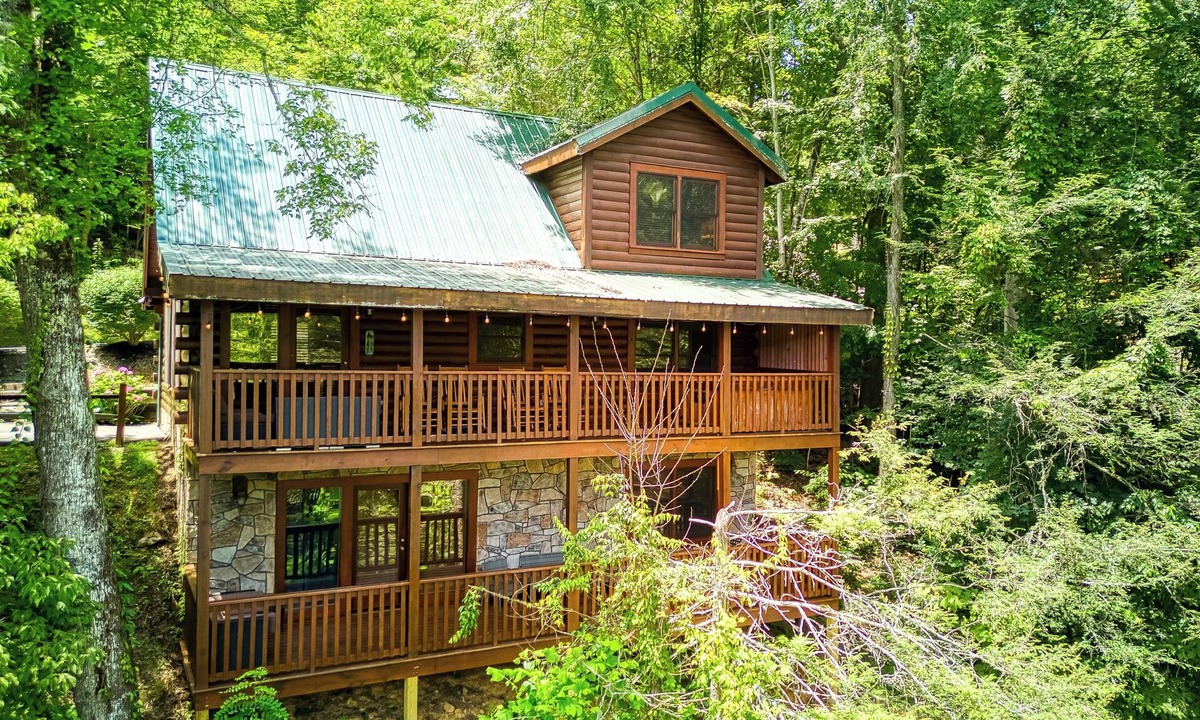 Black Bear Falls Cabin | Smoky Mountain Escape-Hot Tub, Game Room, & Resort Pool , WIFI