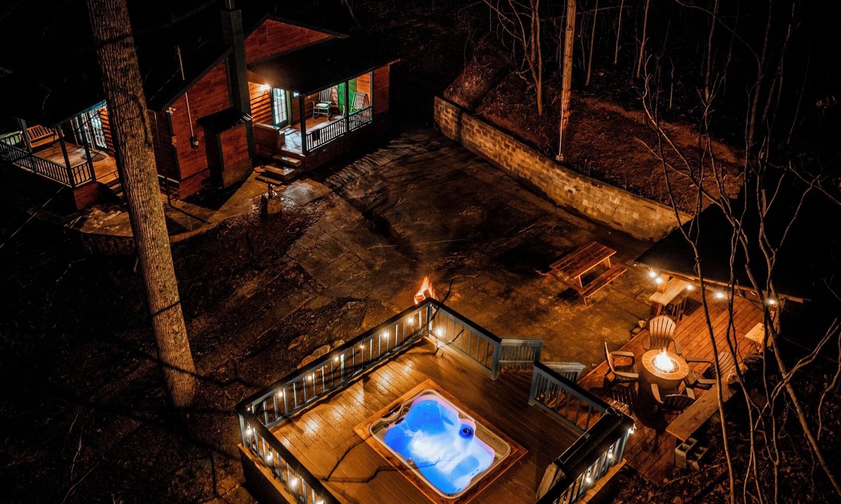 Franklin Cabin | Smoky mountains secluded couples retreat cabin in Franklin!