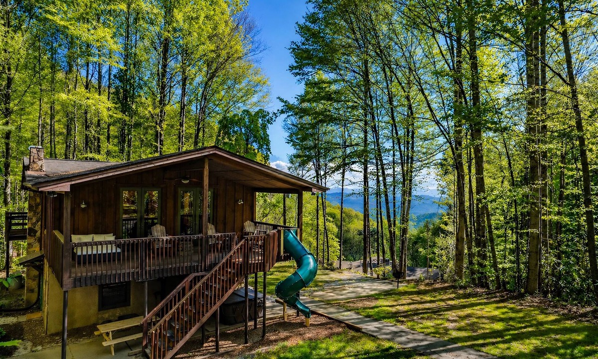Whittier Cabin | Smoky Mtn 3BR Cabin | Hot Tub Secluded Haven w/Mountain Views