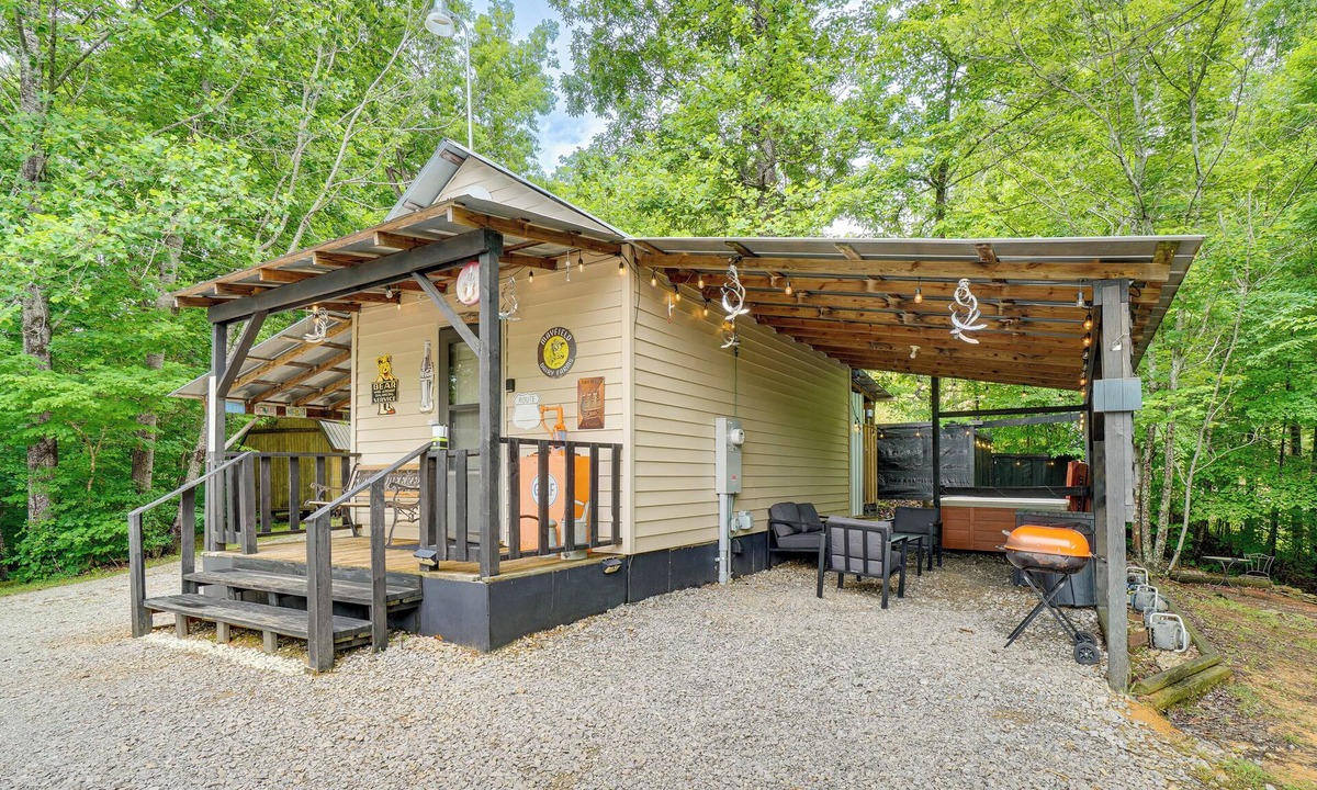 Unaka Apartment | Smoky Mtn Tiny Cabin Hideaway: Hot Tub, Patio
