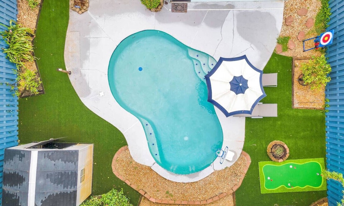 Jacksonville Beach House | SMV Minigolf and Splash Retreat
