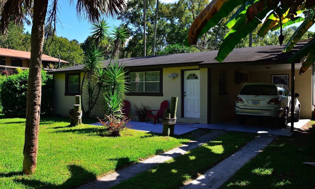 Homosassa House | Snorkel with the Manatees in Your Back Yard - Kayaks Included
