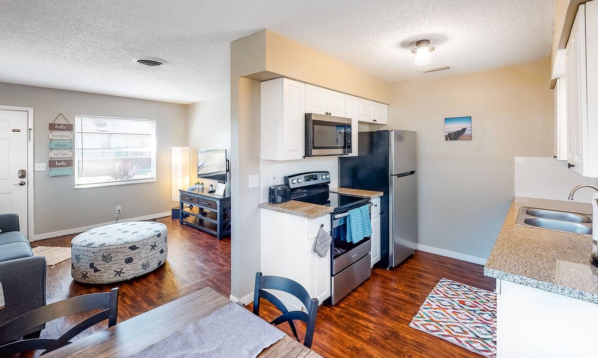 Largo House | Snowbird-Friendly Duplex with Washer/Dryer, Free High-Speed WiFi, & Central AC!