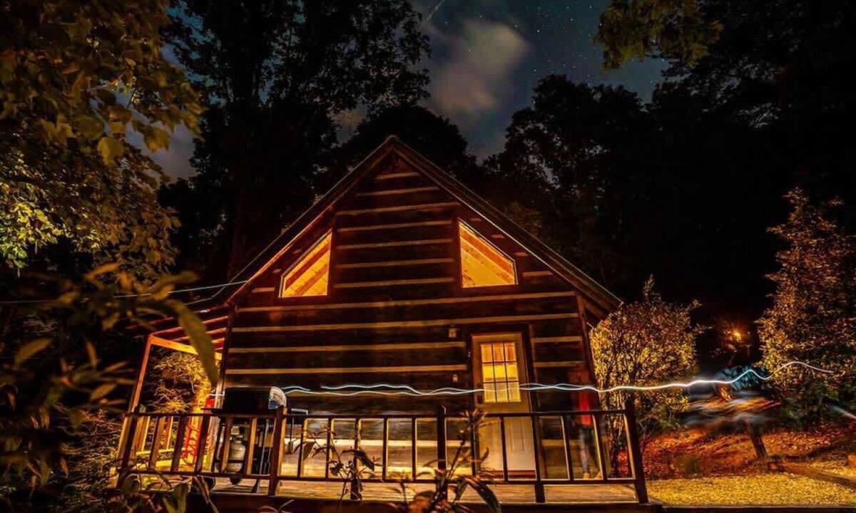 Copperhill Cabin | Snuggle Up Cozy Cabin with a Hot Tub!